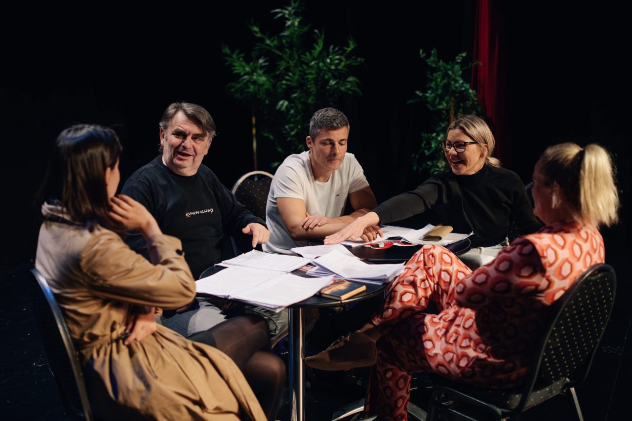 Zagreb, 300323.
Luda kuca.
Proba Predstave u kojoj glume Drasko Zidar, Zoran Pribicevic, Nika Ivancic i Anu Begic. Predstavu je rezirala Petra Dugandzic.
Foto: Marko Miscevic / CROPIX 
-Gloria -