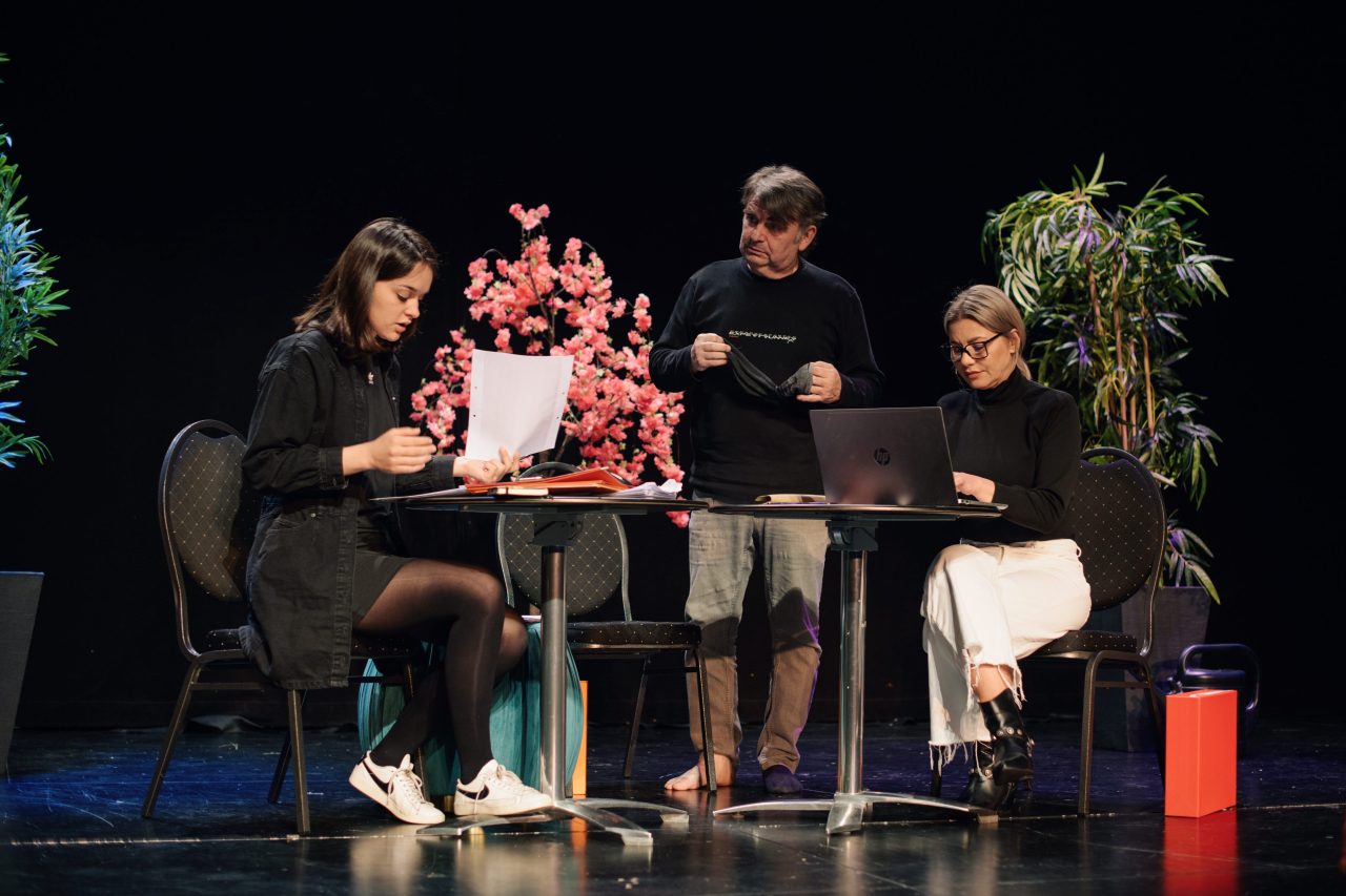 Zagreb, 300323.
Luda kuca.
Proba Predstave u kojoj glume Drasko Zidar, Zoran Pribicevic, Nika Ivancic i Anu Begic. Predstavu je rezirala Petra Dugandzic.
Foto: Marko Miscevic / CROPIX 
-Gloria -