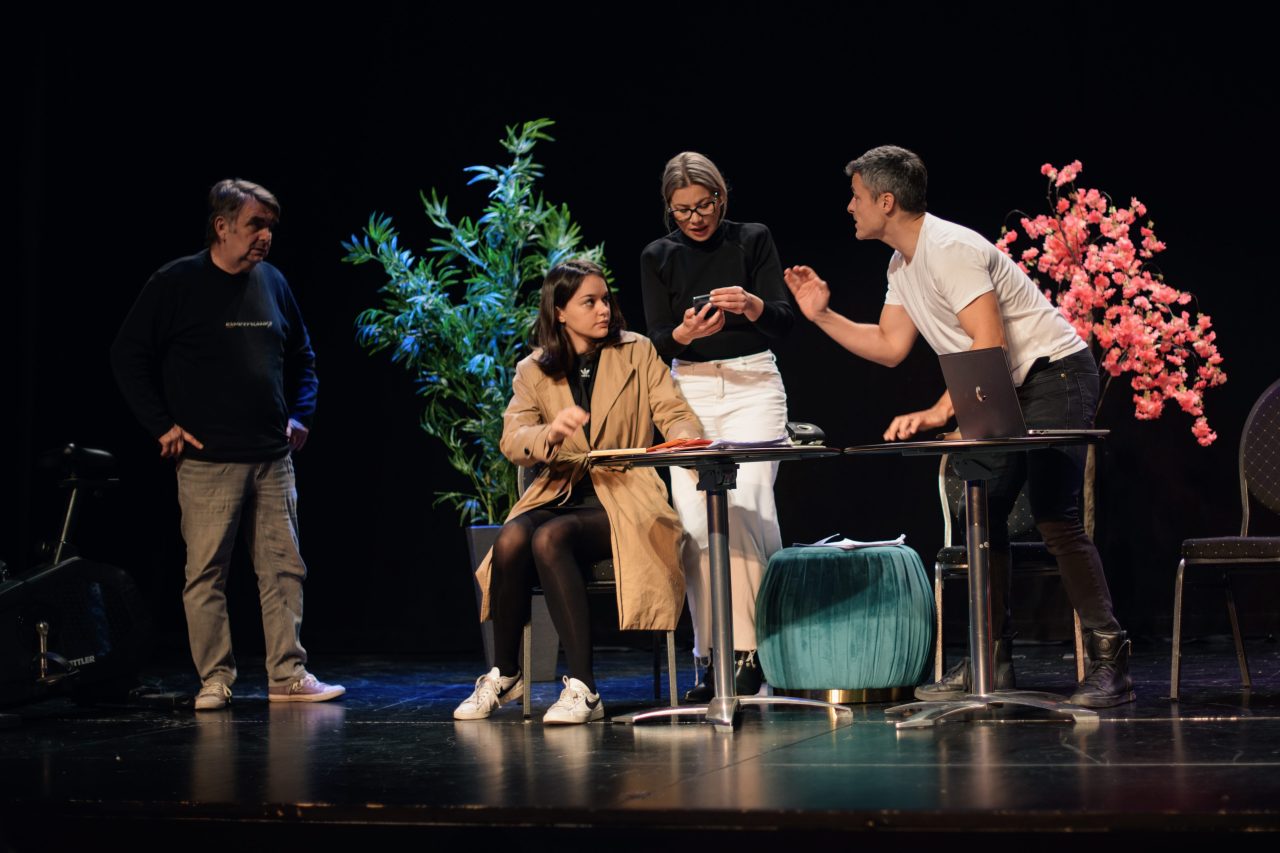 Zagreb, 300323.
Luda kuca.
Proba Predstave u kojoj glume Drasko Zidar, Zoran Pribicevic, Nika Ivancic i Anu Begic. Predstavu je rezirala Petra Dugandzic.
Foto: Marko Miscevic / CROPIX 
-Gloria -